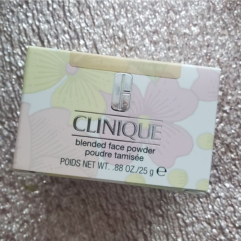 CLINQUE Translucent Setting Powder - Picture 5 of 10